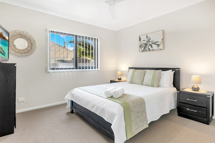 Ძირითადი საძინებელი გამოირჩევა სრული სააბაზანოთი, საკუთარი ტელევიზორითა და ორადგილიანი საწოლით.
