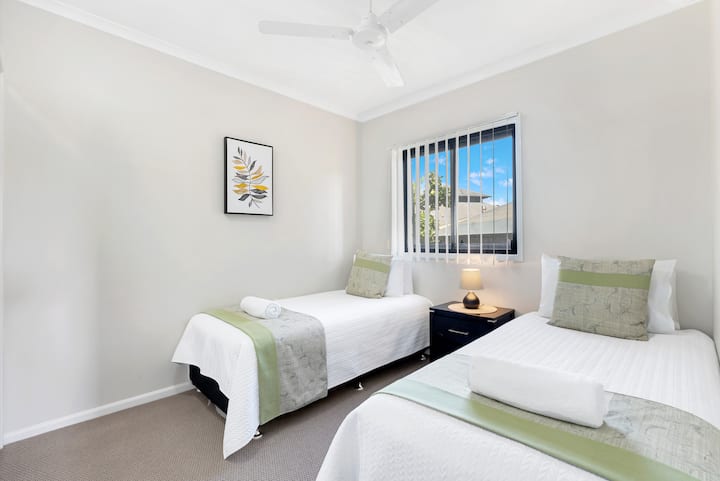 Მესამე ოთახში არის ორი დიდი საწოლი და დიდი ჩაშენებული სამოსი.