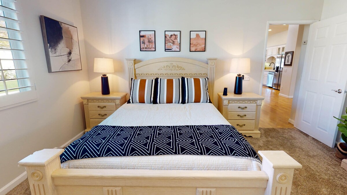 ห้องนอน #3: เตียงควีนไซส์และห้องน้ำเต็มรูปแบบพร้อมเตียงควีนไซส์และห้องน้ำเต็ม ห้องนอนนี้เชื่อมต่อกับห้องนอน #4 