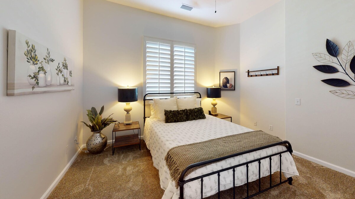 ห้องนอน #2: เตียงควีนไซส์ ห้องน้ำ #2 ไม่ได้ติดอยู่แต่อยู่ห่างจากทางเดินเพียงไม่กี่ก้าว 