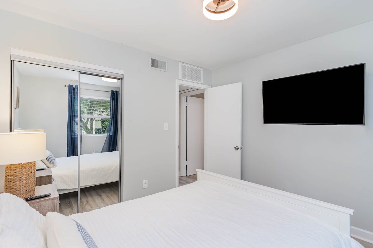 Táto spálňa má tiež dostatok úložného priestoru pre vás a vašu rodinu!