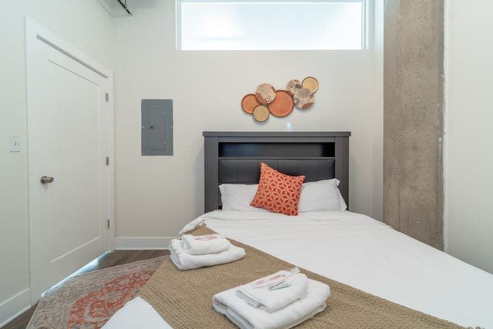 Chumba cha kulala cha ukubwa wa malkia kilichoundwa vizuri.