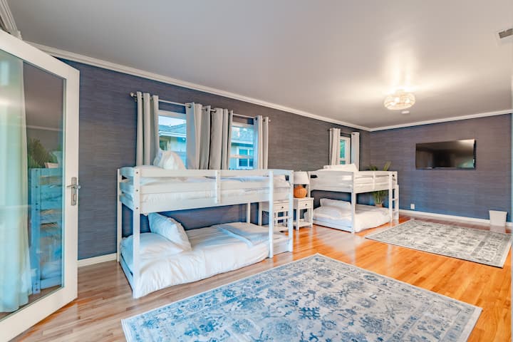 غرفة نوم ضخمة تتسع لنوم مريح 4. تلفزيون 50 بوصة على الحائط وحمام خاص متصل وإمكانية الدخول إلى الفناء الخلفي.