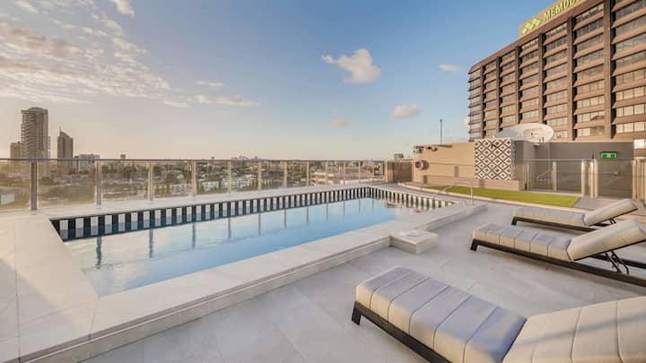Pool with sunbeds and 360 view over the city.