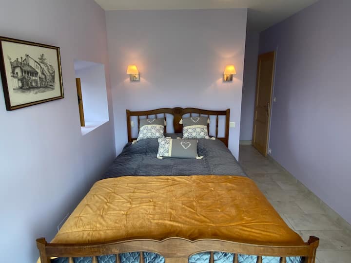 Chumba cha kulala cha ghorofa ya chini na kitanda cha 140. Ufikiaji wa moja kwa moja kwenye bustani kupitia dirisha la ghuba.