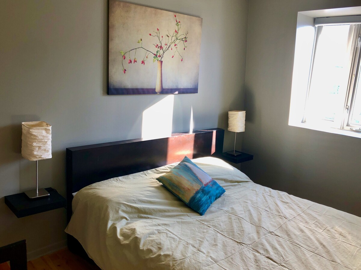 Chambre 2, lit Queen, fenêtres