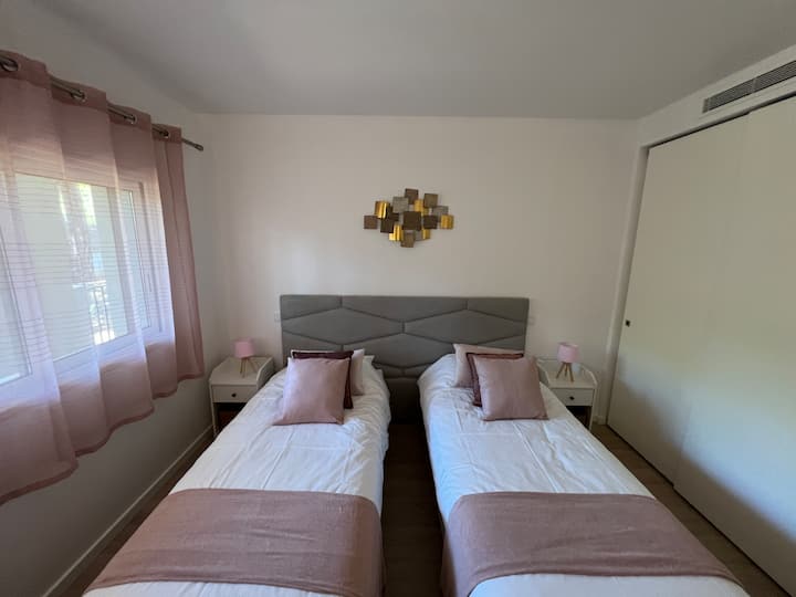 Room 2 on the ground floor with 2 large beds of 90x200