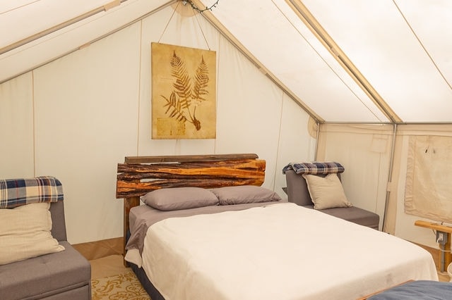 Vitajte v Pap 's Glamp! Manželská posteľ, dve dvojité výsuvy a klimatizácia