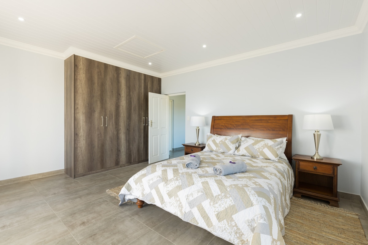 Chumba cha kulala cha ghorofa ya 2 kilicho na nafasi kubwa ya kabati na roshani