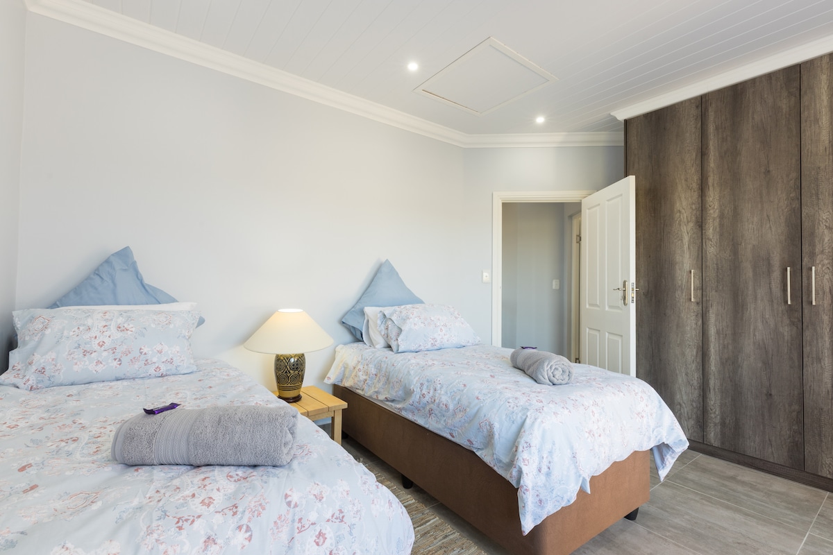 Ghorofa ya 3 ya chumba cha kulala chenye vitanda 2 vya mtu mmoja na roshani inayoelekea kwenye eneo la shimo la moto