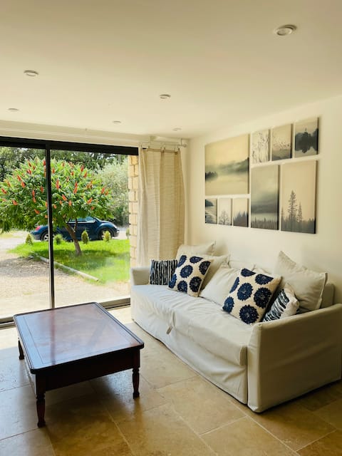 Popular Airbnb listing: The White Cat Gîte in Carpentras