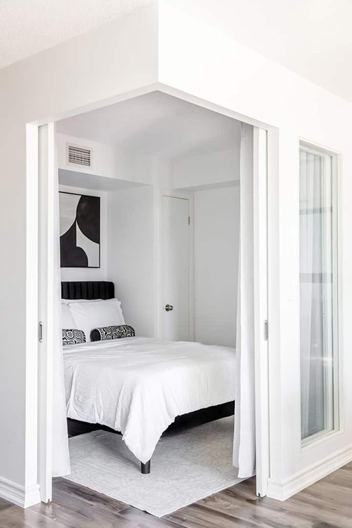 El acogedor segundo dormitorio cuenta con un armario, una cómoda cama doble. Si bien la habitación tiene encantadoras puertas correderas de madera y vidrio, es posible que no sean tan insonorizadas como las puertas tradicionales. Esta acogedora habitación garantizará una noche de sueño perfecto.