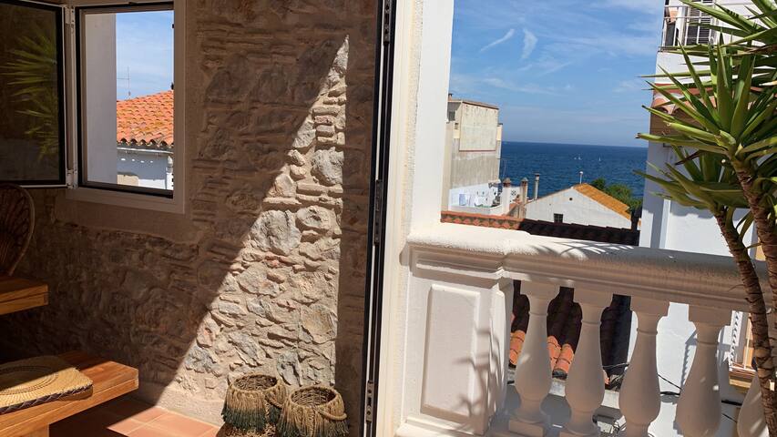 El Nido : Belle Maison de village rénovée gallery image 3