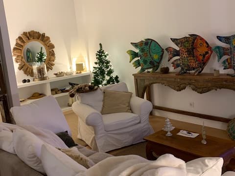 Anuncio de Airbnb popular: El Nido: Beautiful renovated village house en L'escala