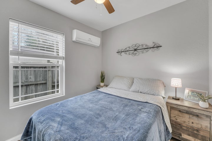 2号客房有一张大床和一个小衣柜。