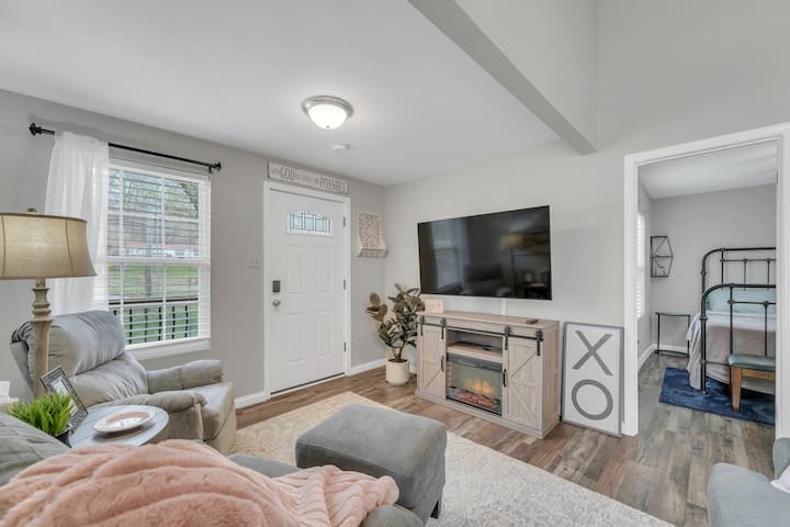 客厅设有带流媒体功能的大屏幕电视和电壁炉。