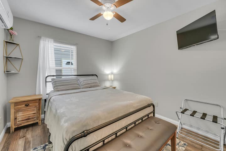 独立房间，配有标准双人床、电视机和小衣橱。