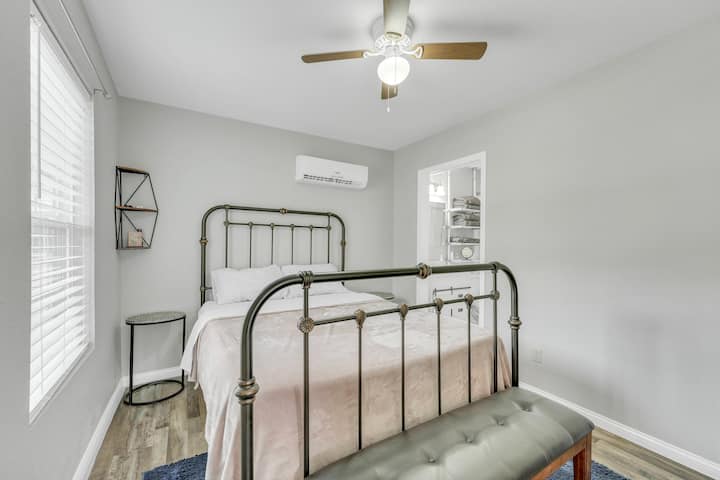 主卧配有全功能卫生间和电视，供您观看。