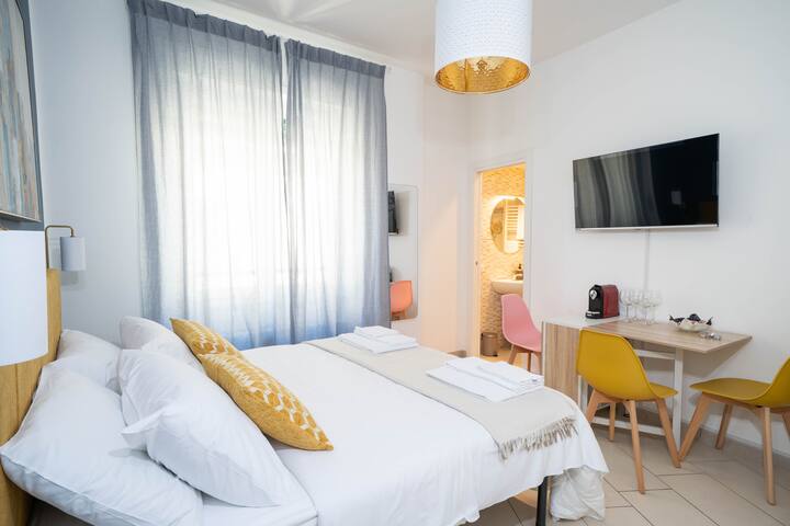 Very central, large and elegant apartment. gallery image 2