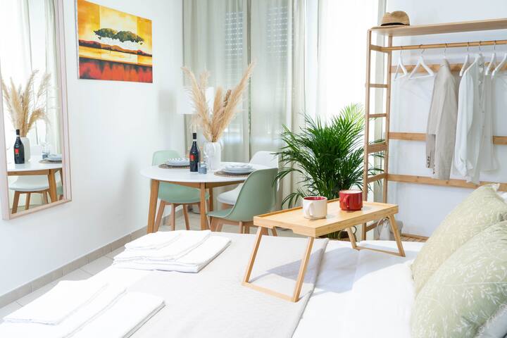 Very central, large and elegant apartment. gallery image 5