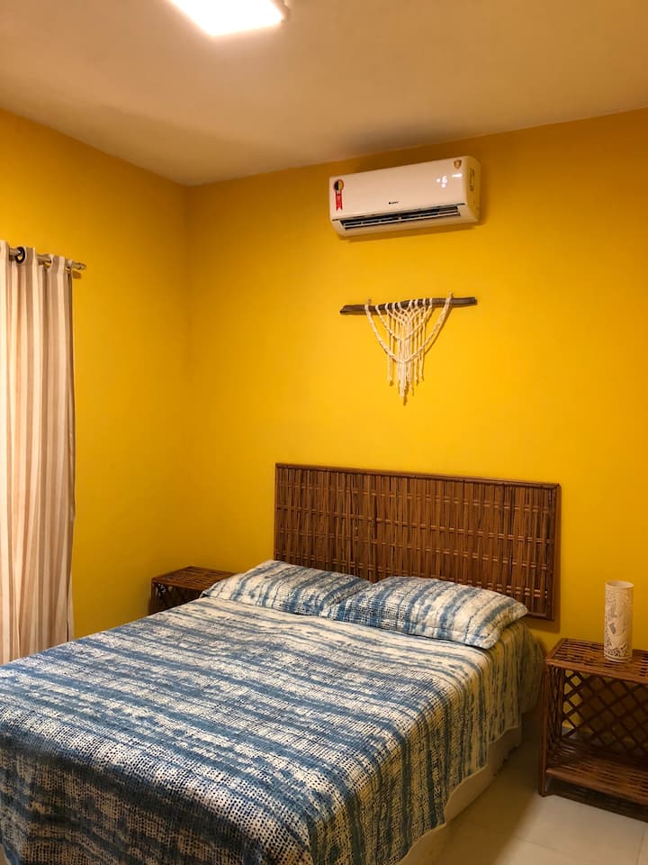 Стаята ни разполага с:

- Двойно легло с джобни пружини (супер удобно)
- Климатик 
- Нощни шкафчета 
- Стойка за дрехи със закачалки и куки 
- Работна маса 
Елате и се запознайте с Casa Luna! 