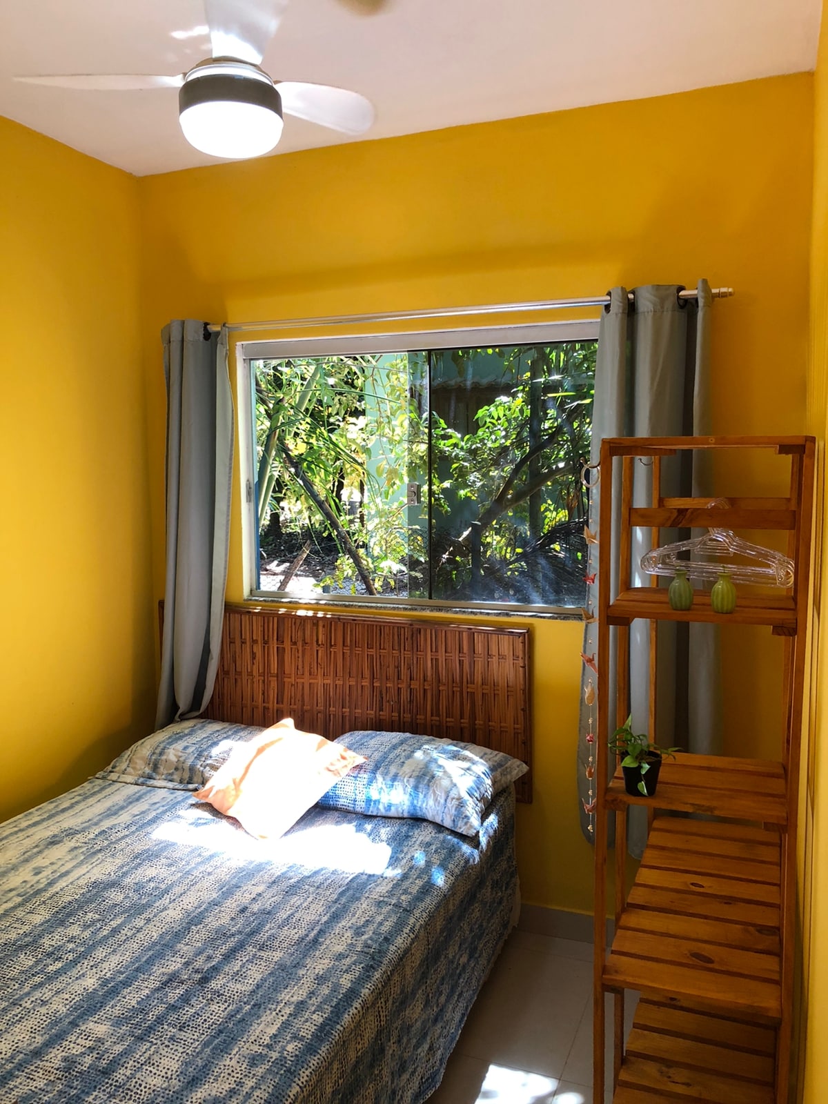 卧室02
我们的房间有：

-双人床，带袖珍泉（超级舒适）
- 3个速度的俯瞰风扇 
-带挂钩和衣架的衣架 

来参观Casa Luna ！ 