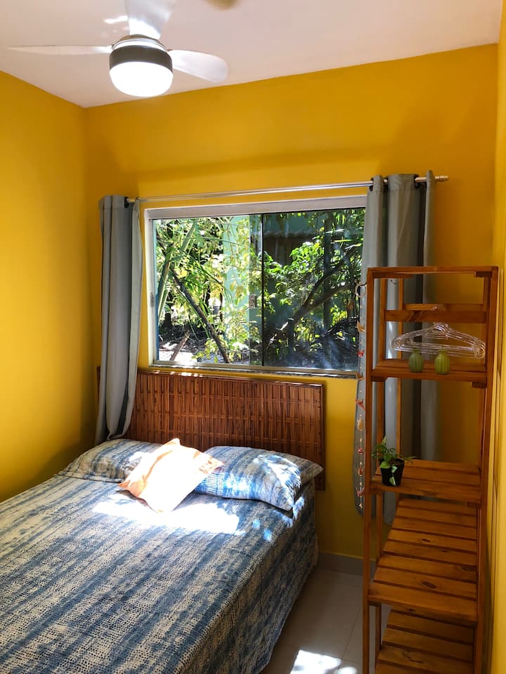 Стая 02 
Нашата стая има:

- малко двойно легло с пружини (супер удобно)
- вентилатор на тавана с 3 скорости 
- Макао за дрехи с куки и закачалки 

Елате да видите Каса Луна! 