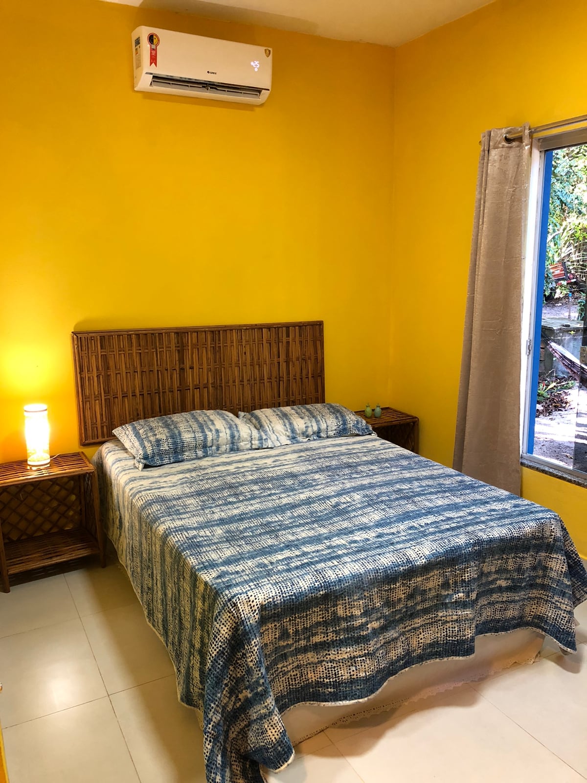 卧室03套房
我们的房间配备：

-双人床，带袖珍泉（超级舒适）
-空调
-床头柜 
-带挂钩和衣架的衣架 
-办公桌
-独立卫生间 