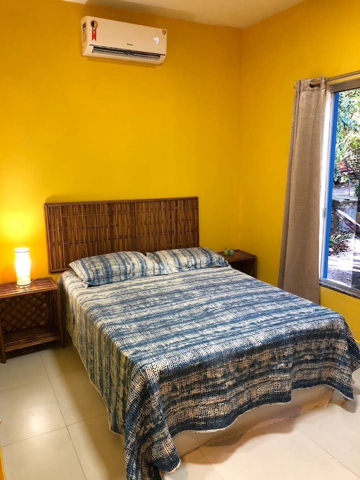 Стая 03 луксозен апартамент 
Нашата стая има:

- малко двойно легло с пружини (супер удобно)
- Климатик 
- нощни шкафчета 
- закачалка за дрехи с куки и закачалки 
- работно бюро 
- самостоятелна баня 