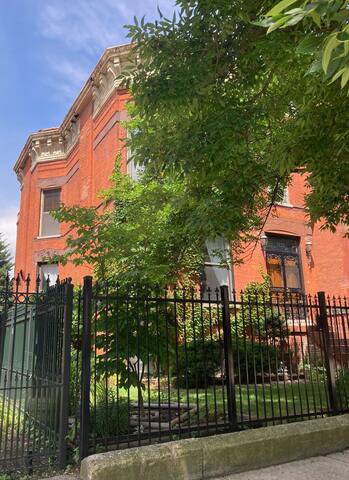 Spacious Chicago historic home gallery image 2