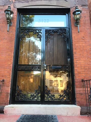 Spacious Chicago historic home gallery image 3