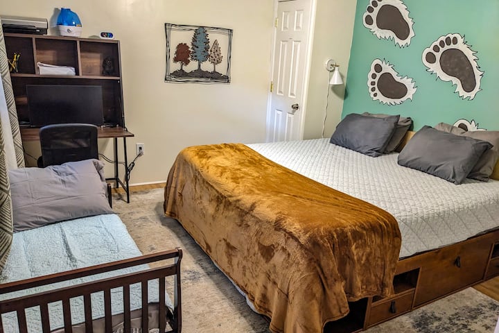 King sized bed and smaller toddler bed perfect for littles.