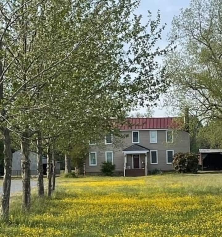 Colonial Farmhouse w/ swimming pool + pool barn Farm stays for Rent