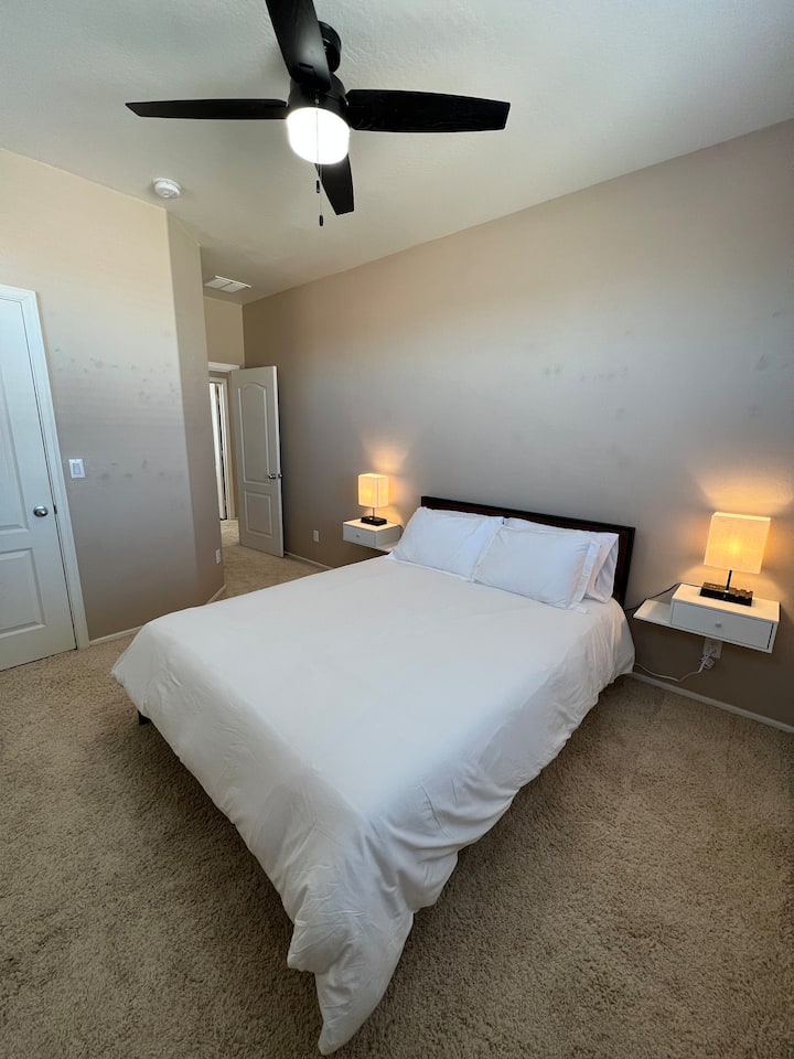 Спалня с двойно легло  (за 2 - ма души) - Лампи с USB и безжично зареждане.