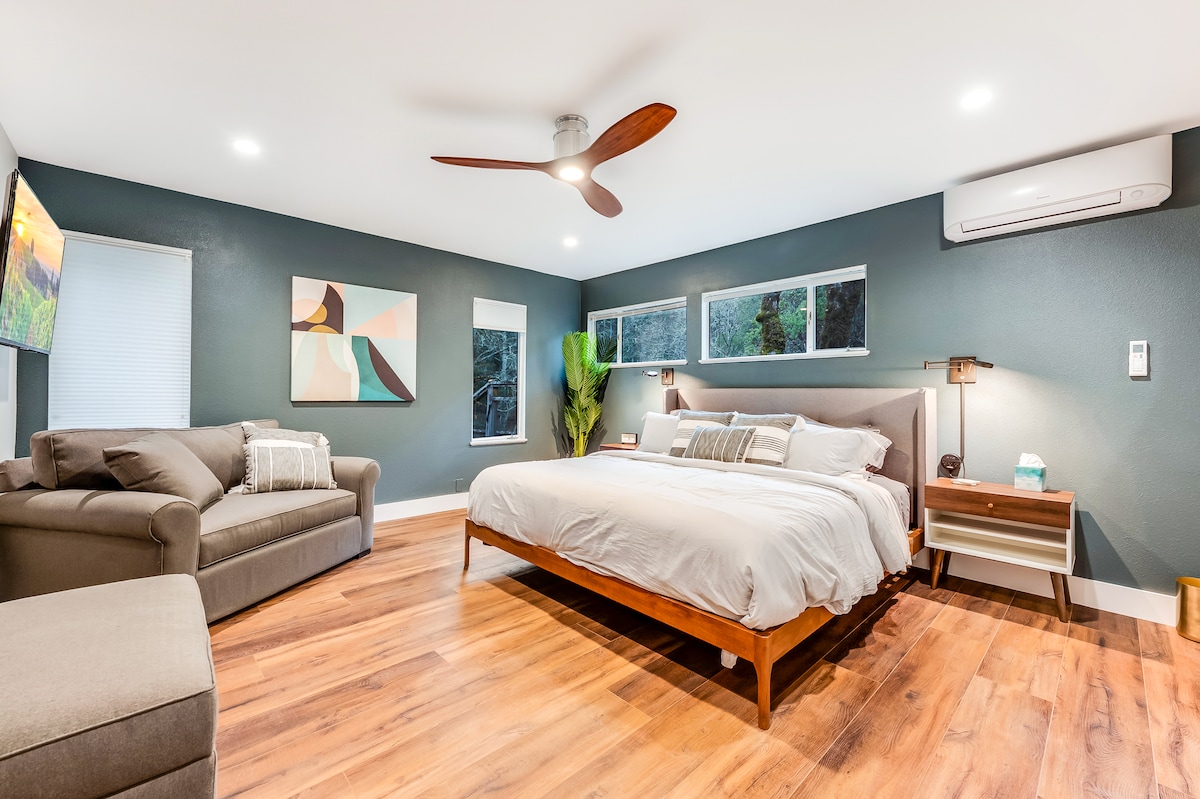 Wine Country Retreat, Updated 2nd bedroom , King size bed with smart tv. 