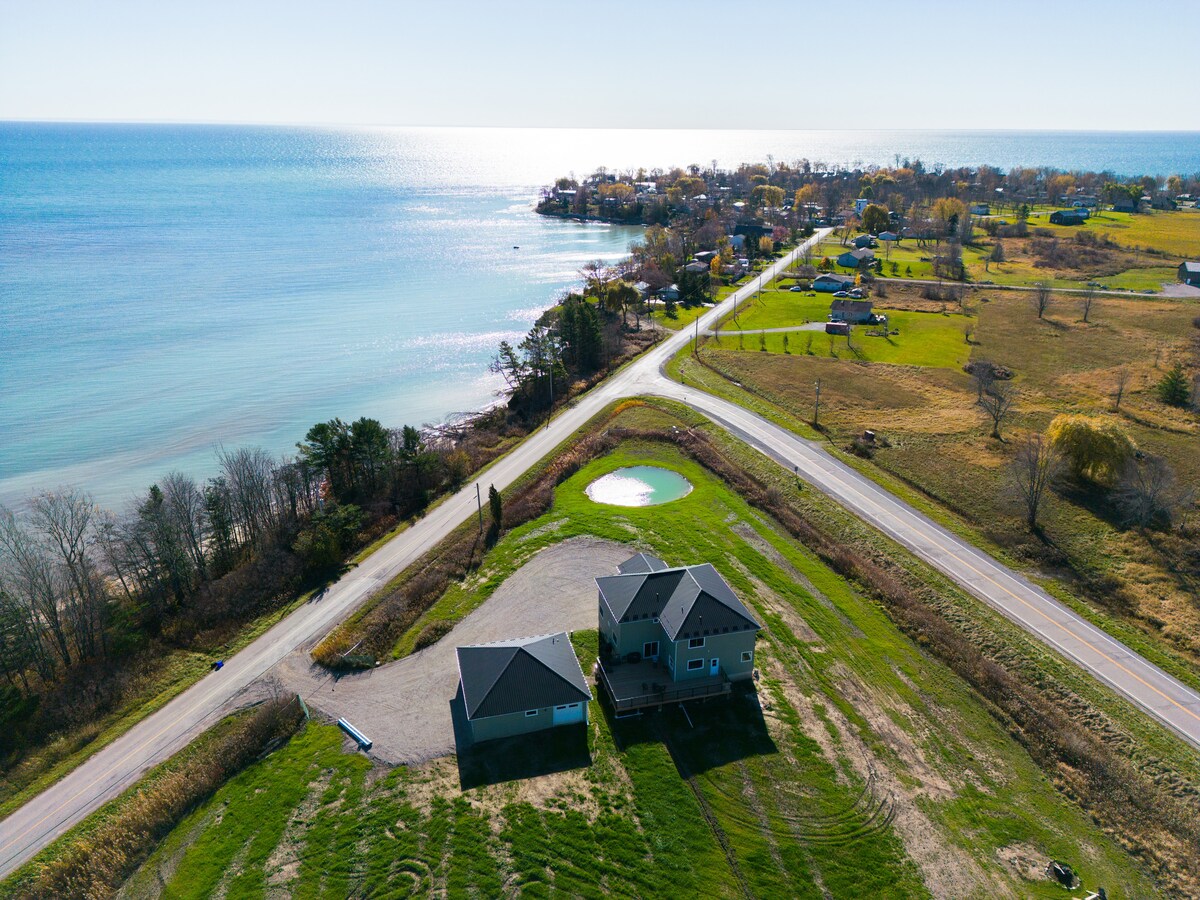 Artist's Retreat on Lake Erie (King's Room) Bed and breakfasts for Rent in Nanticoke, Ontario