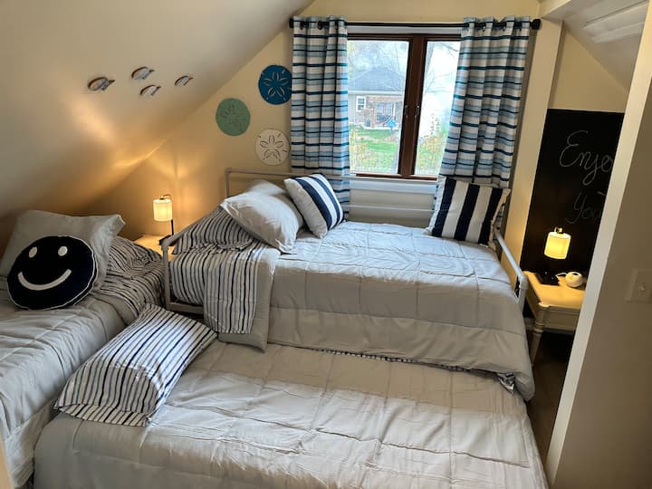 Kitanda cha Trundle huvuta nje. Kwenye ghorofa ya 2.  