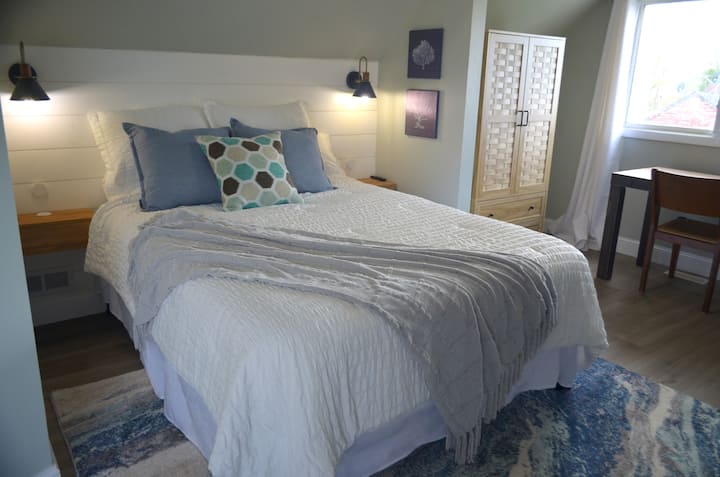 Chumba cha kulala cha msingi ni sehemu nyingi na safi.  Kwenye ghorofa ya 2.