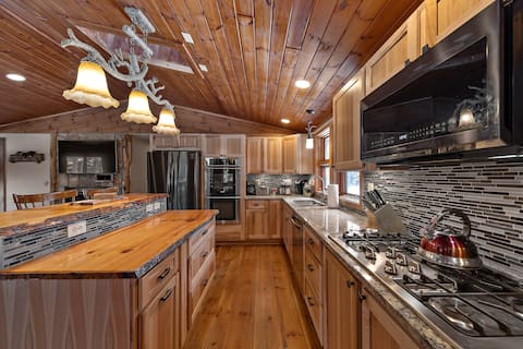 Luxury Cabin 6 miles to Lake George pool&hot tub