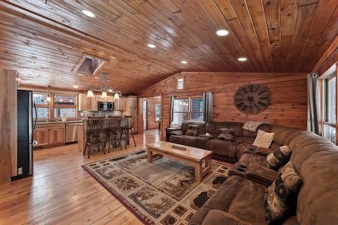 Luxury Cabin 6 miles to Lake George pool &hot tub