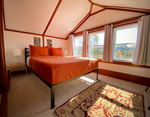 Top Airbnb: The Jennings Cottage in Saranac Lake