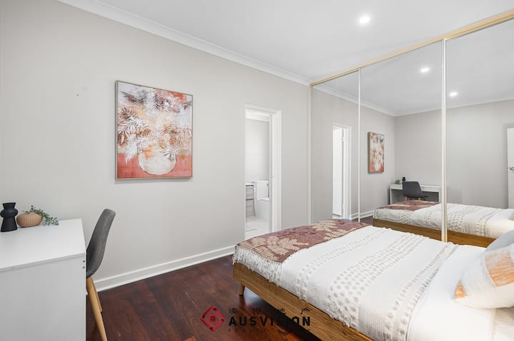 Tavolo e sedia per ufficio disponibili