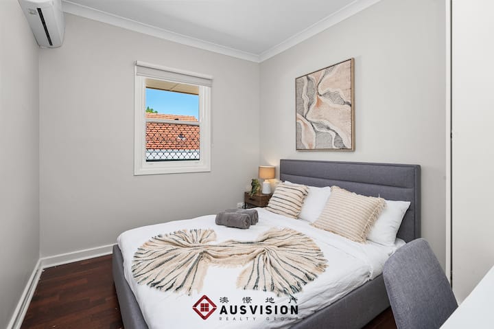 Questa stanza dispone anche di tavolo e sedia