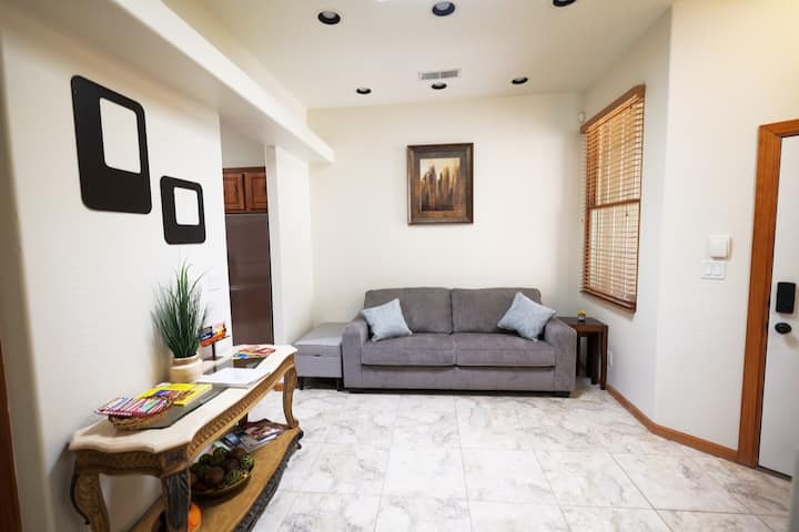 Queen Sofa Sleeper u prednjoj sobi.