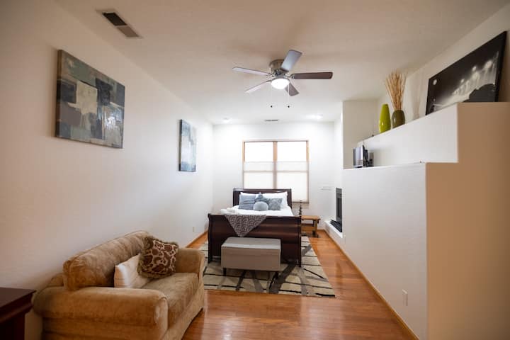 Glavna spavaća soba s kaminom i TV-om povezana je s glavnom kupaonicom.