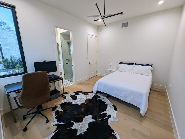 Допълнителна спалня с офис пространство и самостоятелна баня