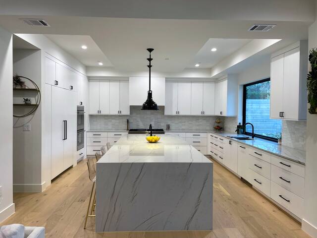 New Lux Home 5bd/5ba with Pool & Hot Tub gallery image 3