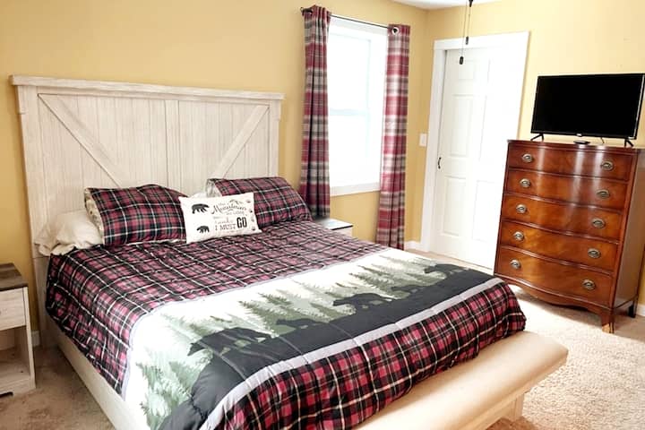 Doživite istinski mir u ovoj dobro opremljenoj sobi s plišanim bračnim krevetom, savršenom za par koji traži romantični odmor.