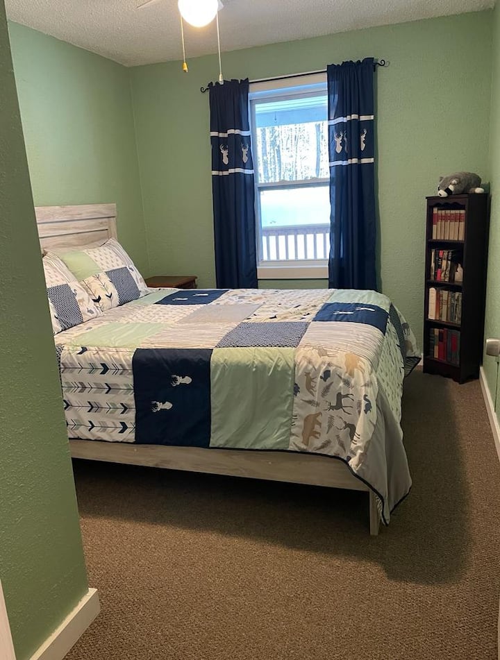 Opustite se i napunite baterije u ovoj modernoj sobi s udobnim krevetom za jednu osobu, idealnom za putnike koji putuju sami.