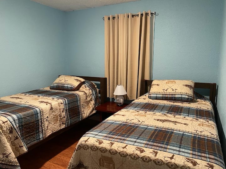 Doživite udobnost i praktičnost u našoj modernoj sobi, opremljenoj s dva kreveta za maksimalnu udobnost.